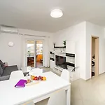 Foric Rab With Heated Pool, Sauna & Gym *