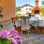 Foric Rab With Heated Pool, Sauna & Gym Apartmán
