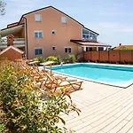 Apartmán Foric Rab With Heated Pool, Sauna & Gym *