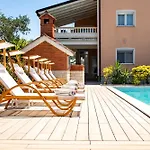 Apartmán Foric Rab With Heated Pool, Sauna & Gym *