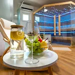 Foric Rab With Heated Pool, Sauna & Gym Apartmán