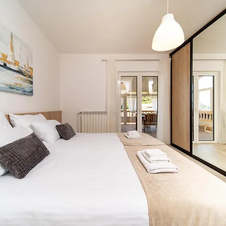 Foric With Outdoor Heated Pool Apartment Rab Town