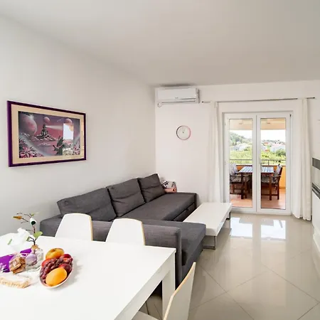 Apartment Foric With Outdoor Heated Pool Rab Town