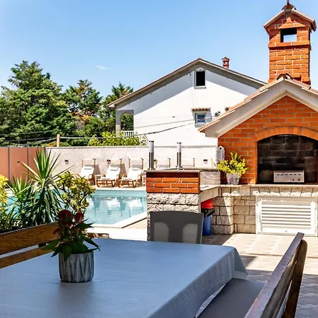 Foric With Outdoor Heated Pool *