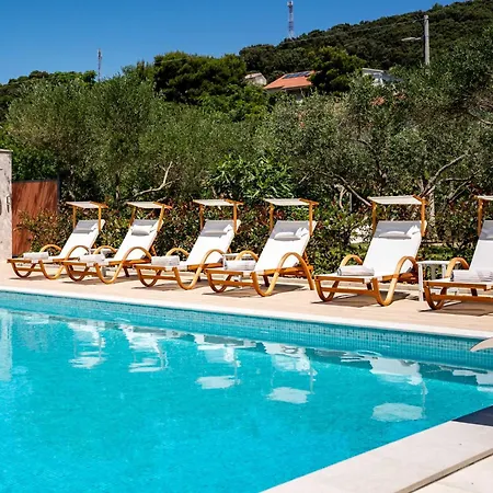 Apartamento Foric Rab With Heated Pool, Sauna & Gym