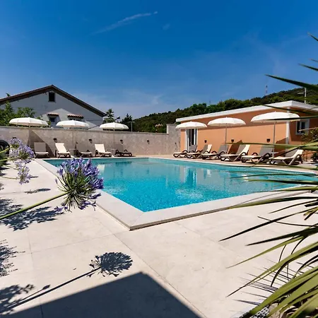 Foric With Outdoor Heated Pool アパート *