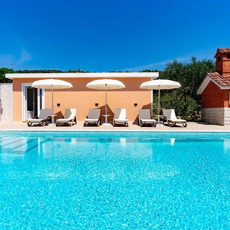 Apartmán Foric Rab With Heated Pool, Sauna & Gym *