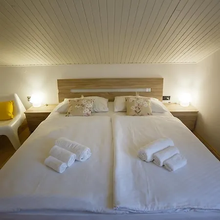 Foric Rab With Heated Pool, Sauna & Gym 公寓 *
