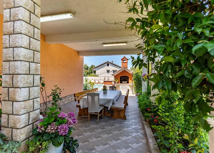 Apartamento Foric Rab With Heated Pool, Sauna & Gym Rab Town