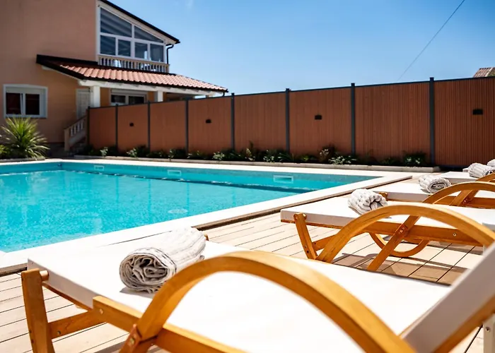 Foric Rab With Heated Pool, Sauna & Gym Apartamento *