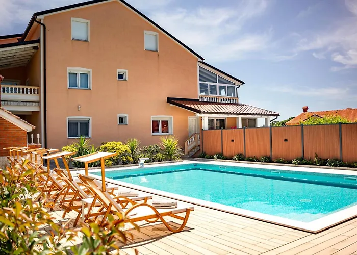Foric Rab With Heated Pool, Sauna & Gym Apartamento Rab Town