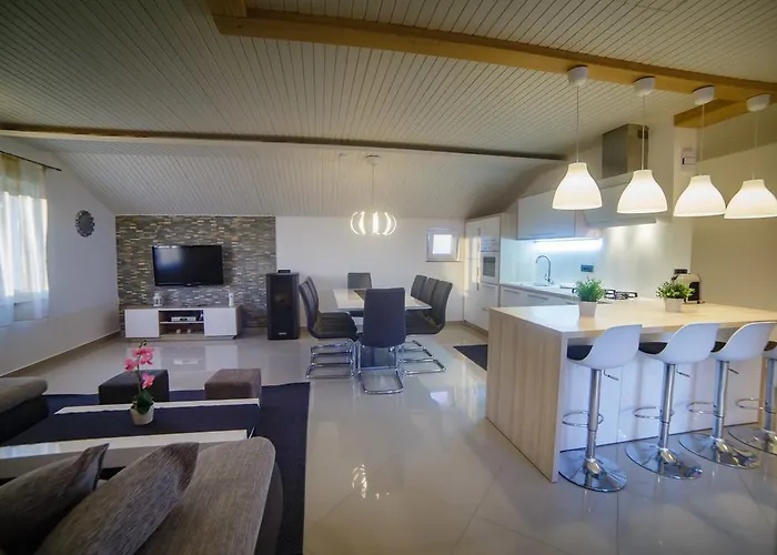 Apartamento Foric Rab With Heated Pool, Sauna & Gym Rab Town