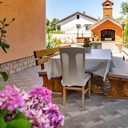 Foric Rab With Heated Pool, Sauna & Gym Apartament
