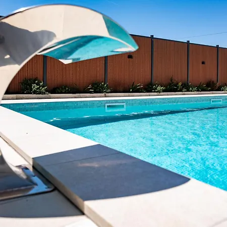 アパート Foric Rab With Heated Pool, Sauna & Gym ラブ