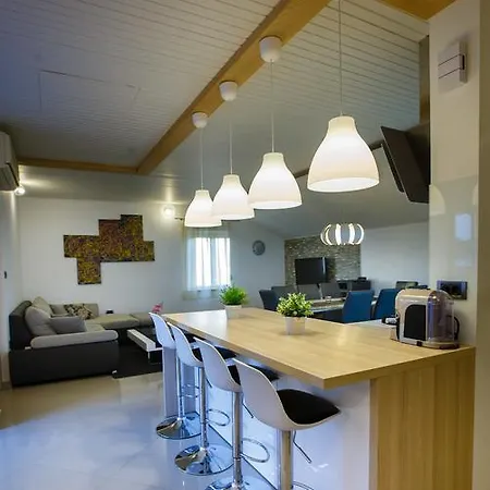 アパート Foric Rab With Heated Pool, Sauna & Gym