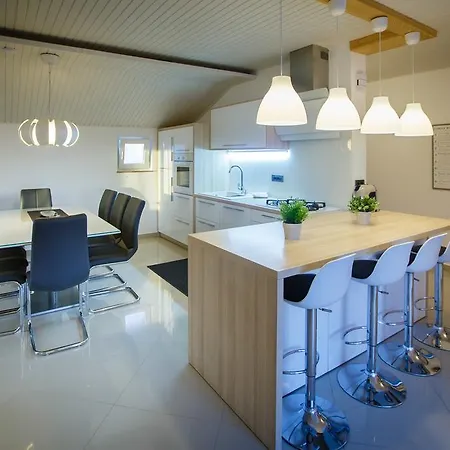 Foric Rab With Heated Pool, Sauna & Gym アパート