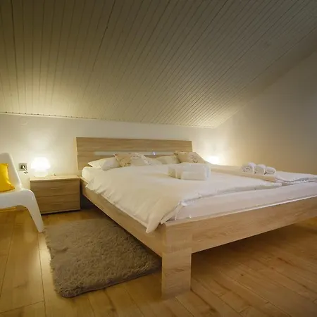 アパート Foric Rab With Heated Pool, Sauna & Gym ラブ