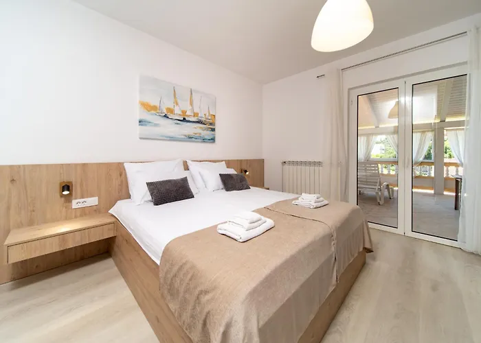 Foric Rab With Heated Pool, Sauna & Gym Apartment *