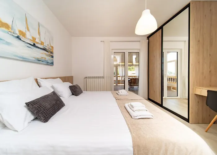 Foric Rab With Heated Pool, Sauna & Gym Apartment Rab Town
