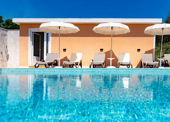 Foric Rab With Heated Pool, Sauna & Gym Rab Town