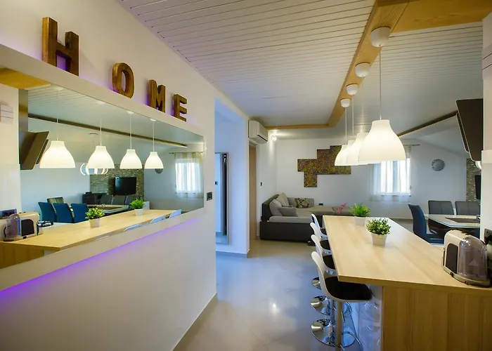 Apartment Foric Rab With Heated Pool, Sauna & Gym